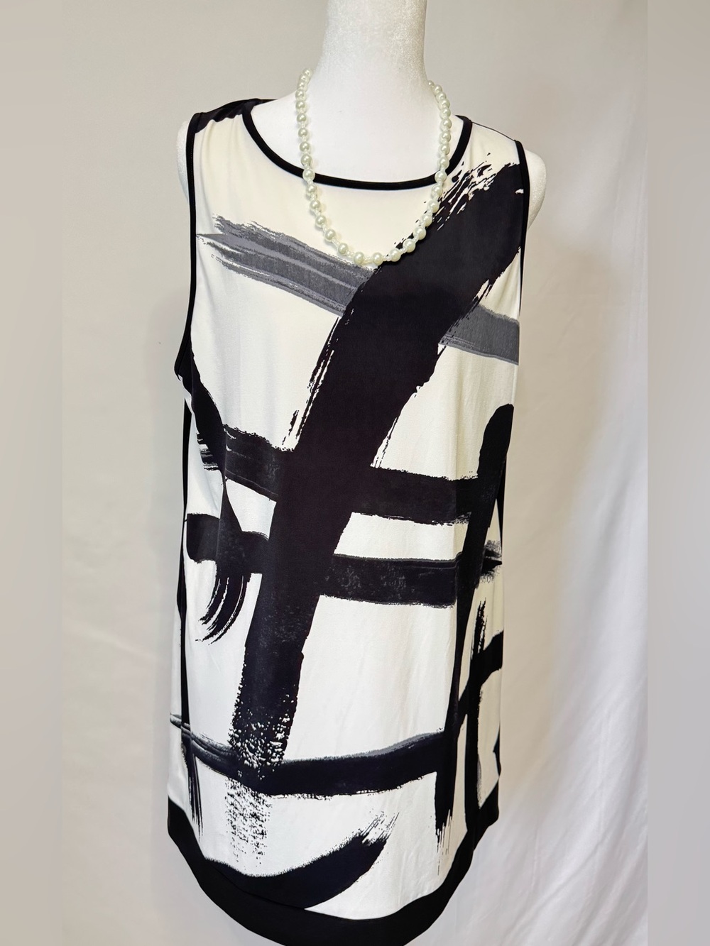 Sympli White House Design Co Top Size 18 Black White Brushstroke
